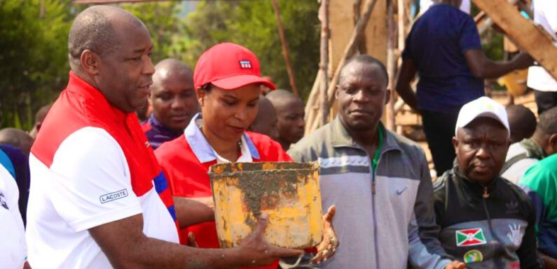 Burundi : Le Chef de l’Etat aux TDC construisant l’Ecofo de Musama à Giheta / Gitega