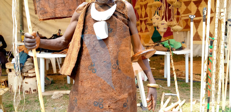 Burundi : Un fabriquant d’ habits en étoffe de ficus – impuzu  y’igiti – / Mwaro