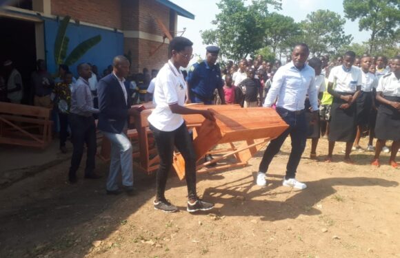 Burundi : Le province Rutana offre 580 pupitres aux écoles de Giharo et Bukemba