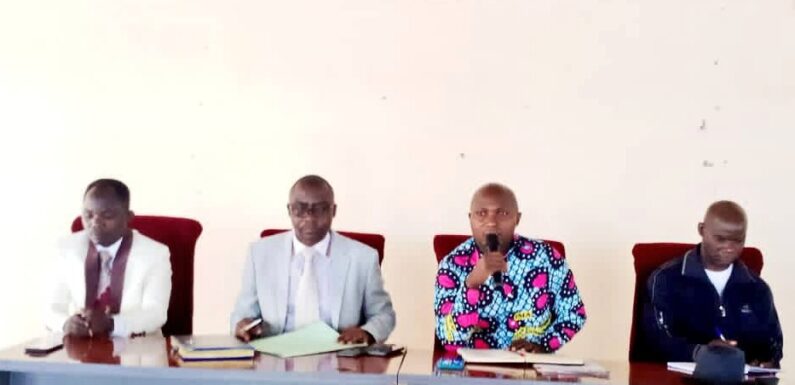 Burundi : Les natifs de Bujumbura échangeant sur la politique socio-économique locale