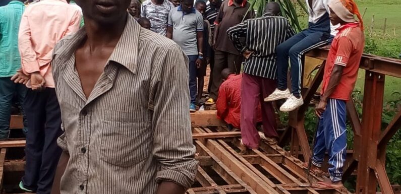 Burundi : TDC – Transporter des pierres près d’ un pont en restauration à Vugizo / Makamba