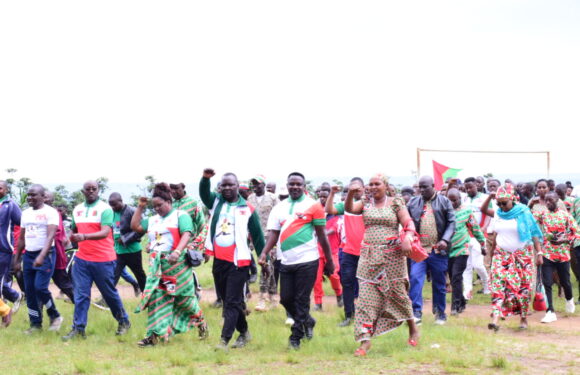 Burundi : De nombreux citoyens de Bugenyuzi entrent au CNDD-FDD Karusi