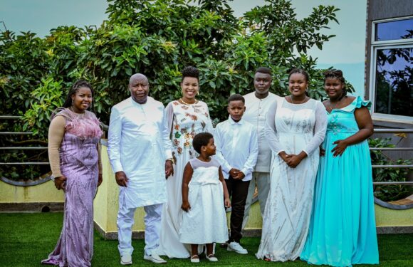 Burundi : Le Couple Présidentiel, en famille, a souhaité – Joyeux Noël –