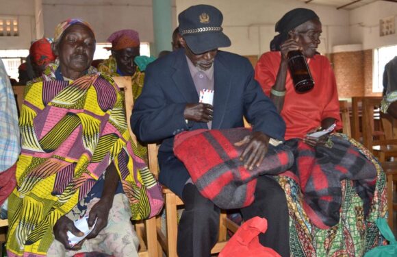 Burundi : La Commune Bukeye solidaire envers 100 citoyens en difficulté sociale / Muramvya