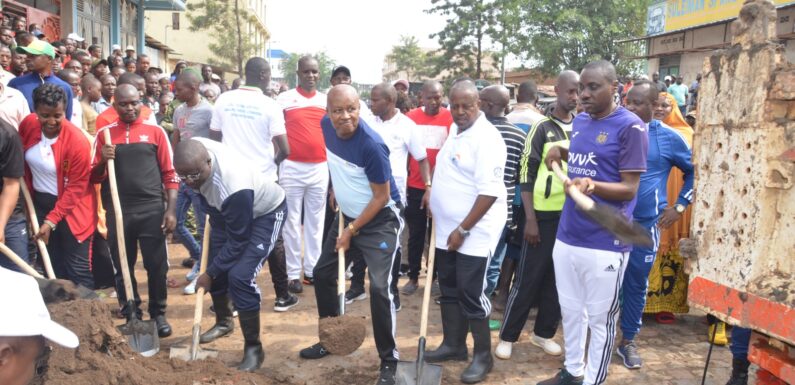 Burundi : TDC – Curer le caniveau de la 10ème avenue à Buyenzi / Bujumbura