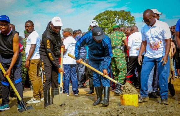 Burundi : TDC – Le Premier Ministre participe à l’aménagement du marché de Rubirizi