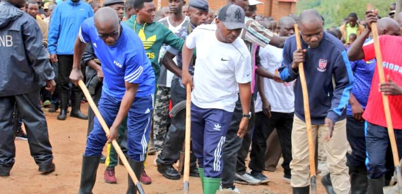 Burundi : TDC – Le SG du CNDD-FDD pave une classe de l’ECOFO de Ndava, Rutana / Burunga