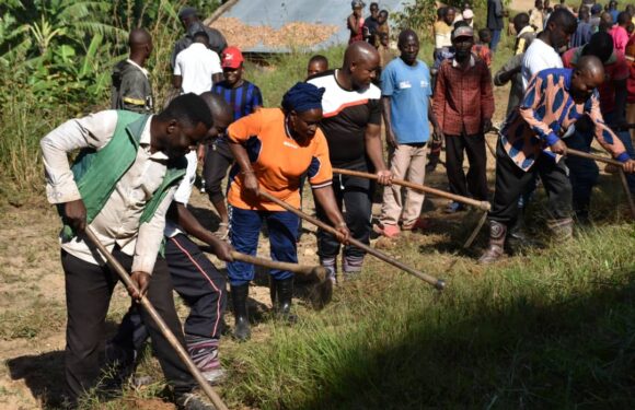 Burundi : TDC – Ndadaye Denise et les citoyens de Mugina mobilisés à l’entretien routier à Cibitoke