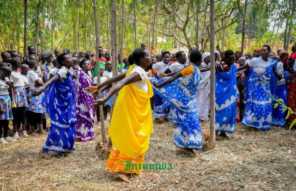 Burundi : Hon. Ndikuriyo célèbre les traditions barundi à la fête communale à Kayogoro
