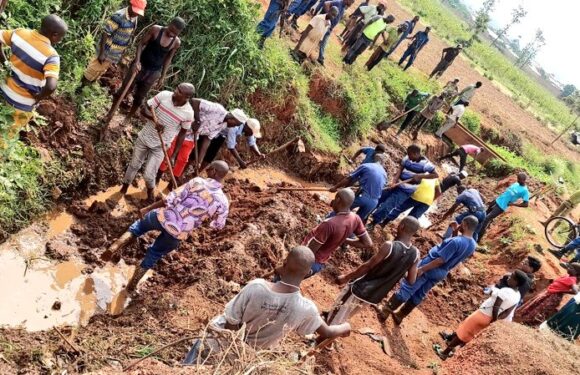 Burundi : Les citoyens de Cibitoke nettoient une rigole