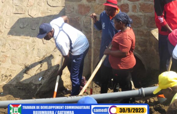 Burundi : Honorable Gashatsi cure aux TDC un caniveau à Mutimbuzi, Bujumbura