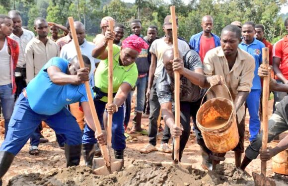 Burundi : La vice-présidente du Sénat aux TDC à Kayokwe, Mwaro
