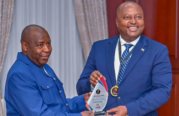 Burundi : Shingiro présente son prix en politique étrangère à Ndayishimiye.