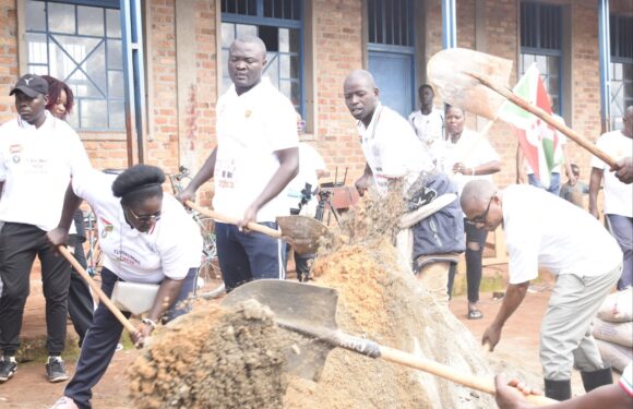 Burundi : TDC – Un groupe pave l’ECOFO Kabira à Kirundo.