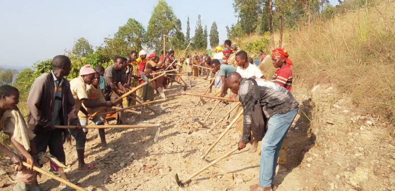 Burundi : TDC – Mobilisation citoyenne pour réhabiliter une route à Rutana.
