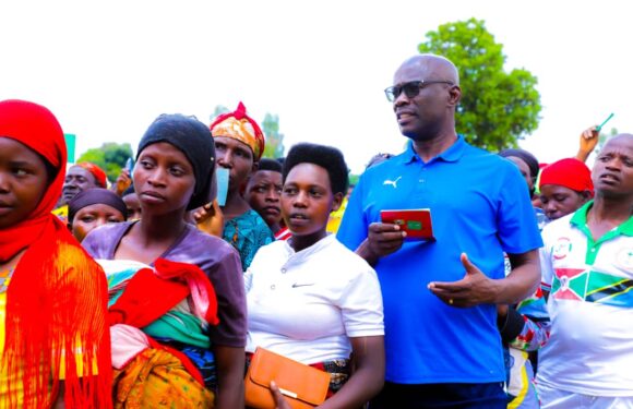 Burundi / Élections 2025 : Ndikuriyo, SG du CNDD-FDD, s’enrôle sur la colline de Sampeke à Makamba.