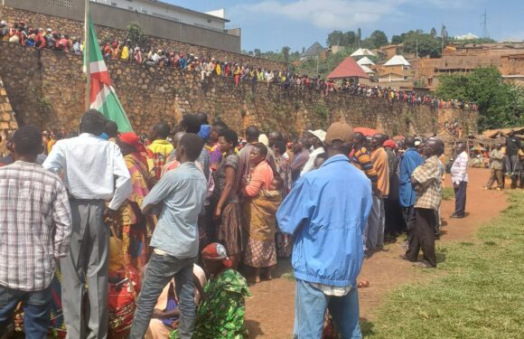 Burundi : Le gouverneur Ndikumasabo rencontre les citoyens à Muramvya.