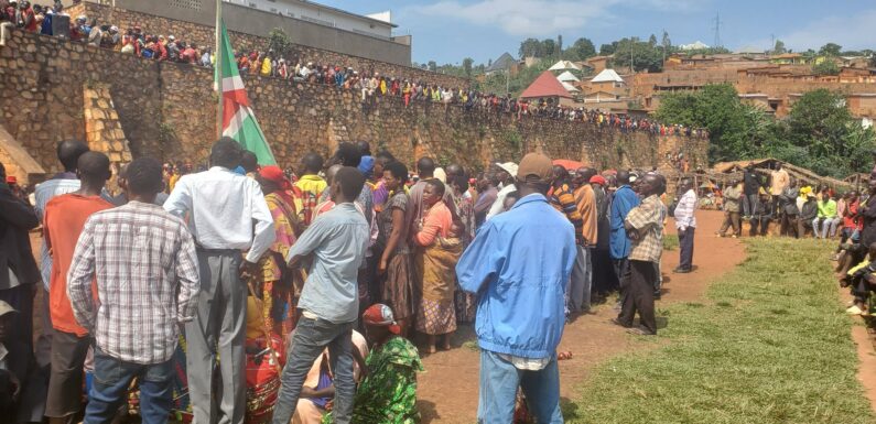 Burundi : Le gouverneur Ndikumasabo rencontre les citoyens à Muramvya.