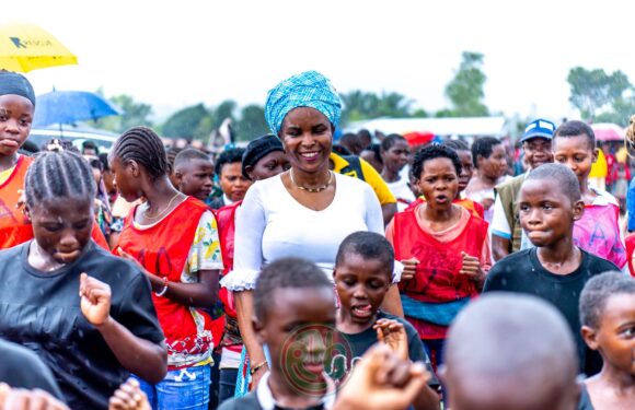 Burundi / RDC : La Première Dame visite les réfugiés congolais à Rutana