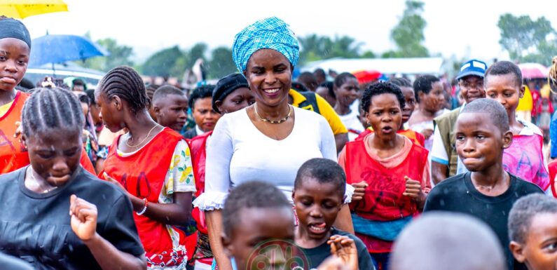 Burundi / RDC : La Première Dame visite les réfugiés congolais à Rutana