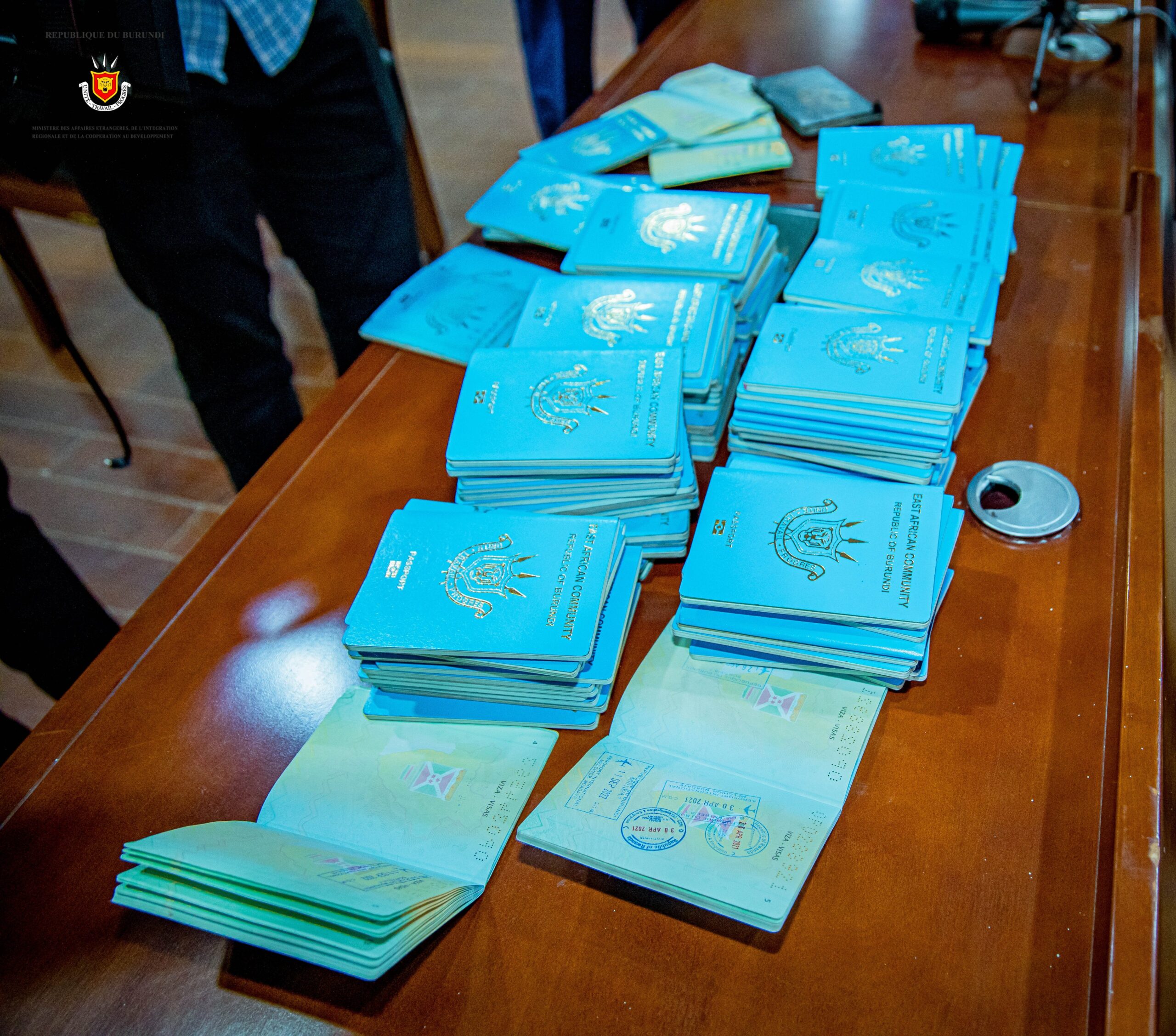 Burundi / Uburundi : Pasiporo zirenga 140 z’Abarundi zatawe mu Buraya, ikimenyetso c’ubwimukira buteye amakenga
