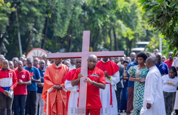 Burundi , Uburundi / Sosiyete – Idini : Ukwibuka ububabare bwa Kristu kwakozwe n’Umukuru w’Igihugu gutera ivyiyumviro bitandukanye