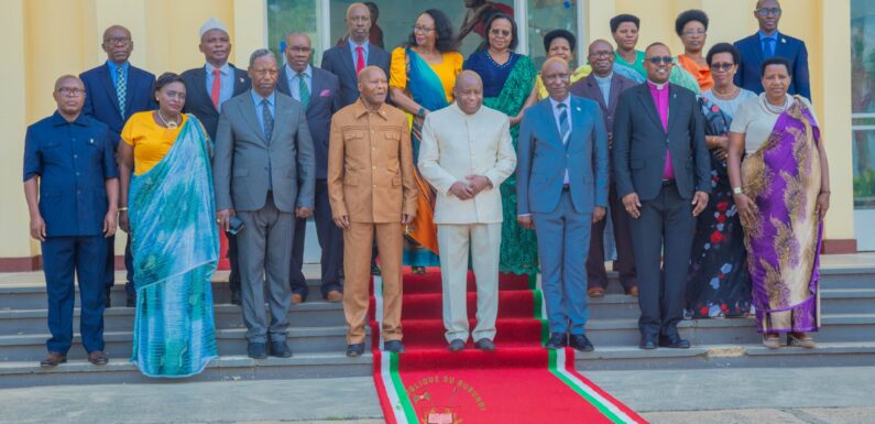 Burundi – Histoire : 13 commissaires de la CVR prêtent serment pour quatre ans, sur fond de mémoire coloniale